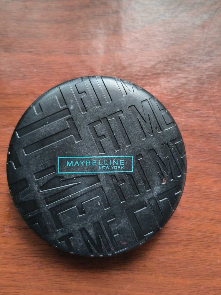 Maybelline Fit Me Foundation Compact with nailpain