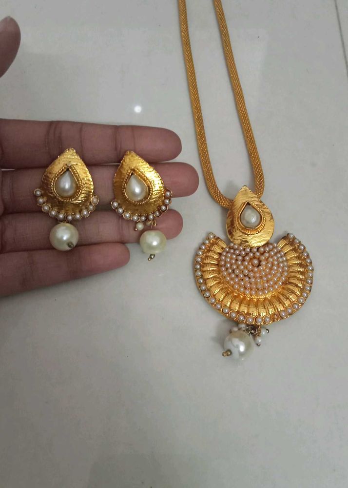 Elegant Gold Necklace and Earring Set