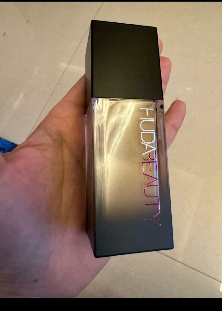 Huda Beauty Foundation Bottle
