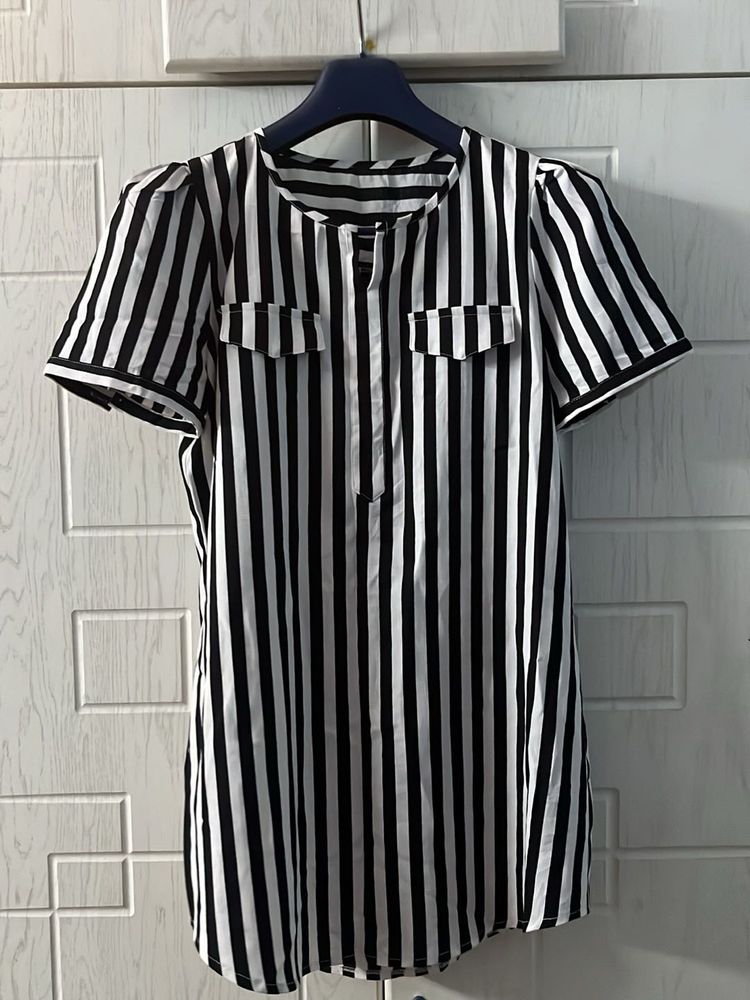 🦓Chic Black &amp; White Striped Top