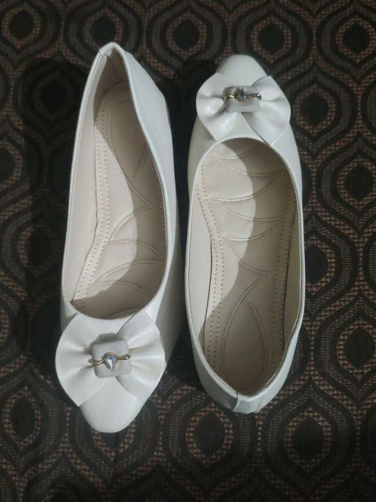 Elegant White Ballet Flats with Bow Detail size 39