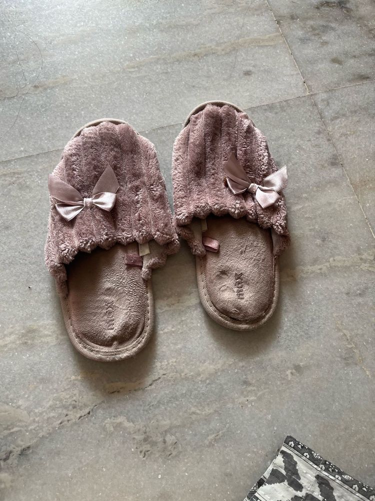 Max brand Cozy Bow Slippers