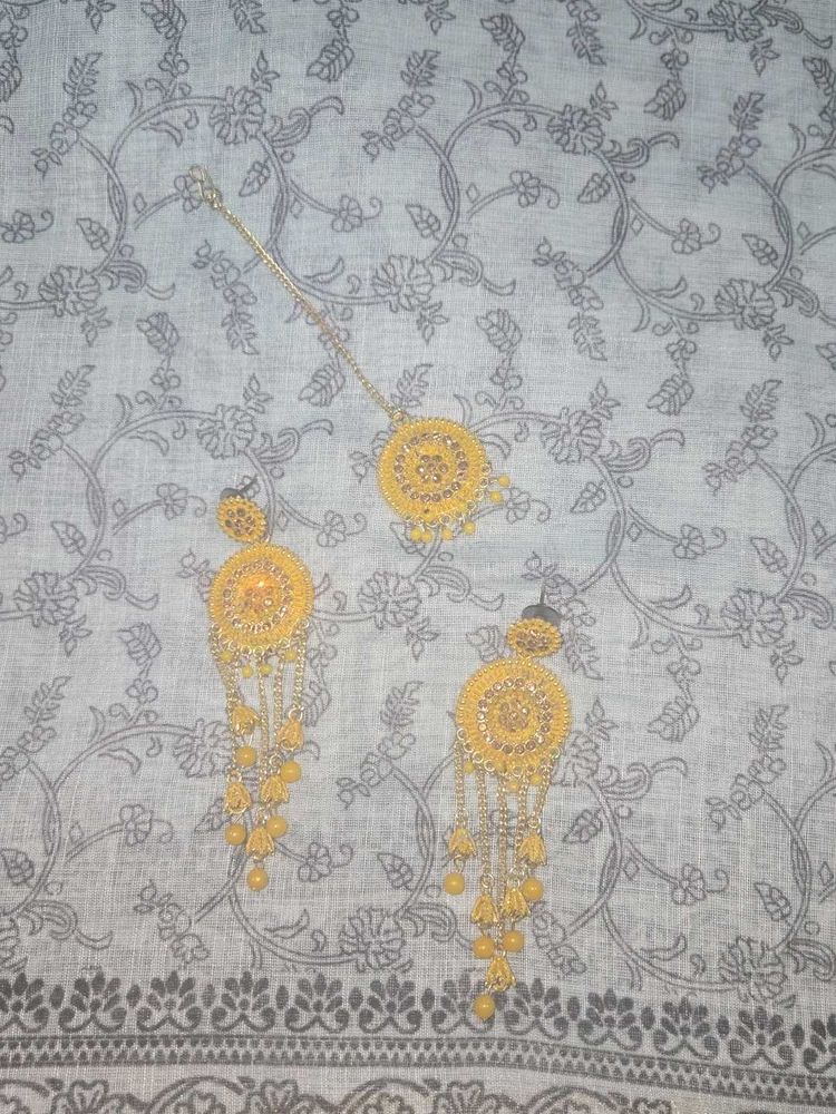 Gold-Tone Earrings with Maang Tikka
