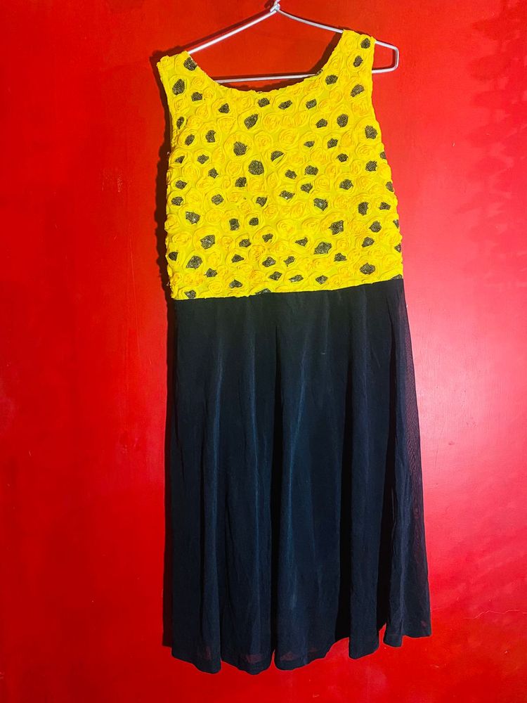 Chic Yellow &amp; Black Textured Dress