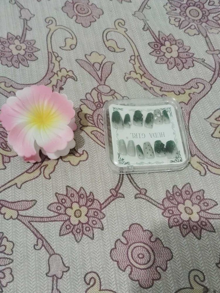 Huda Girl False Nails Set with free fan 🪭