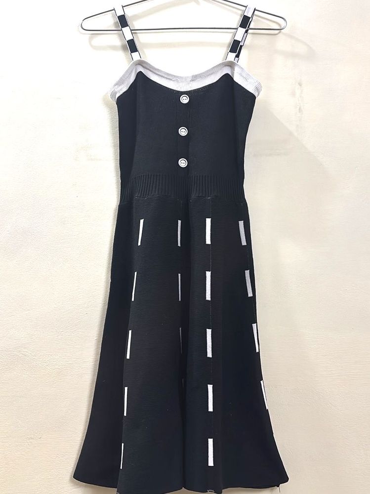 Chic Black &amp; White Thigh Length Dress