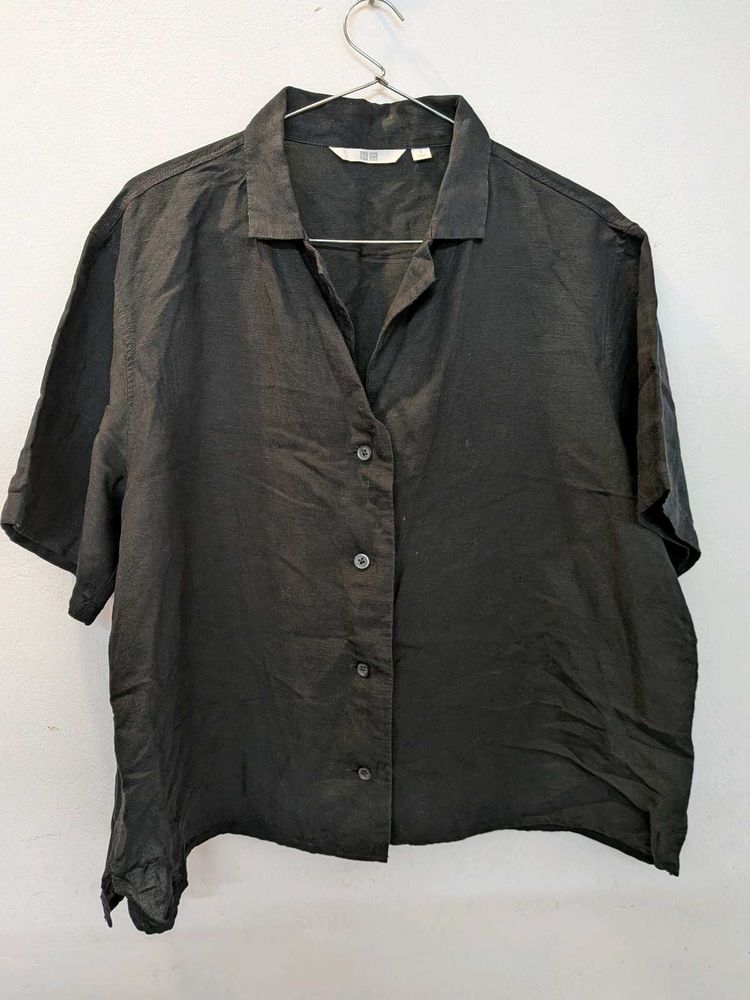 UNIQLO Classic Black Short Sleeve Button-Up Shirt