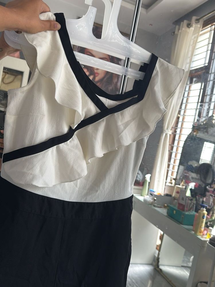 Chic Ruffled White &amp; Black jumpsuit
