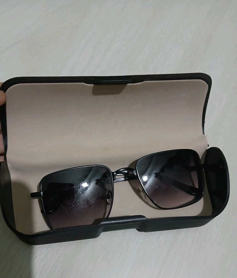 Stylish Square Sunglasses with Case