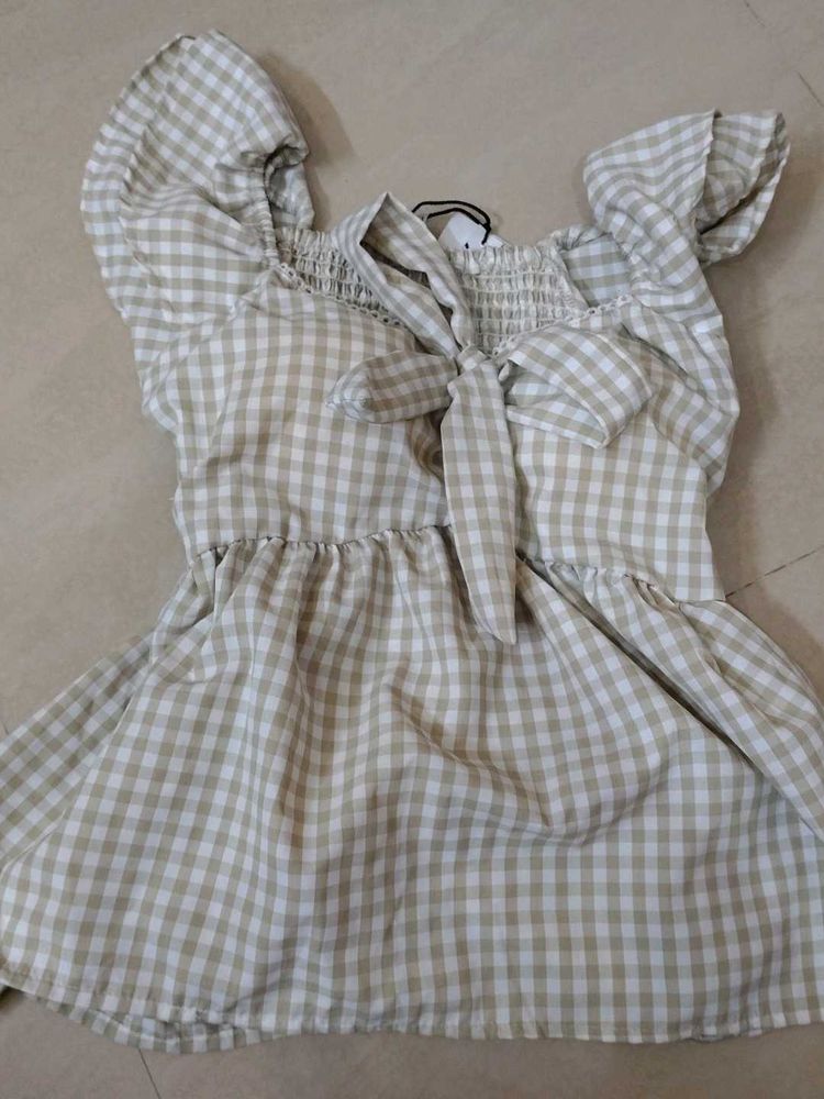 Gingham Tie-Front Puff Sleeve Top