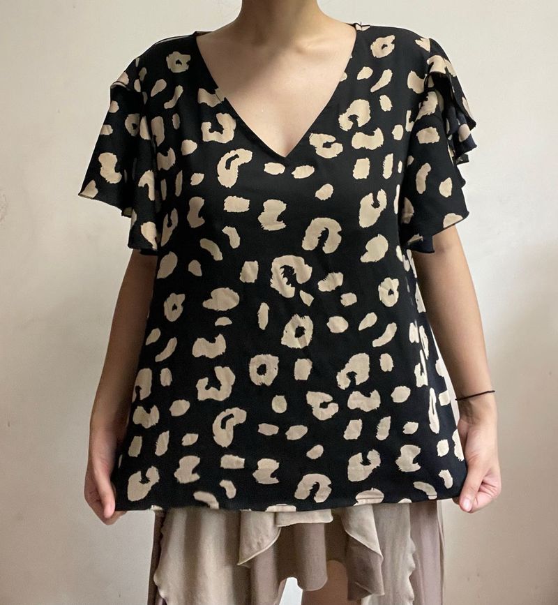 Chic Leopard Print V-Neck Top