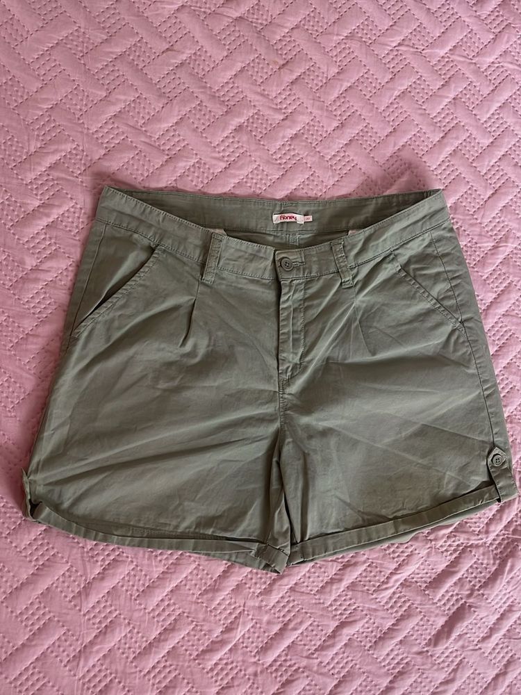 Super chic olive cargo shorts ☘️🧩