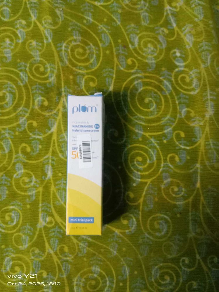 Plum Niacinamide Hybrid Sunscreen