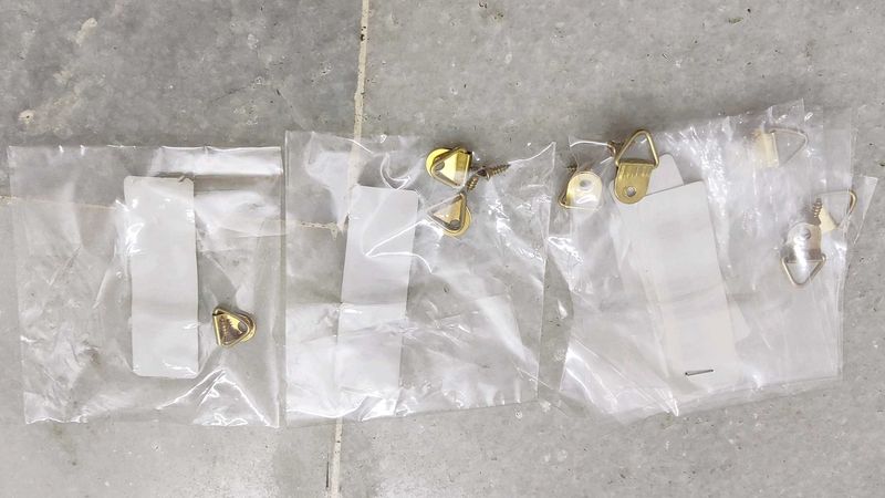 Set of 8 D-ring triangle hooks for hanging frames
