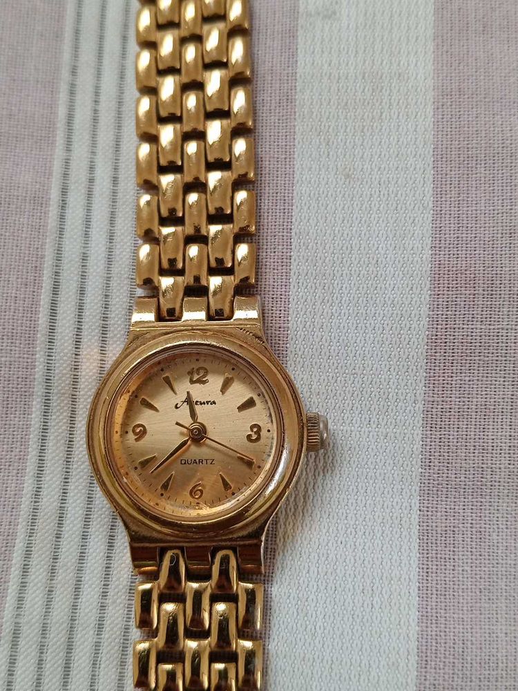 Elegant Gold-Tone Quartz Watch