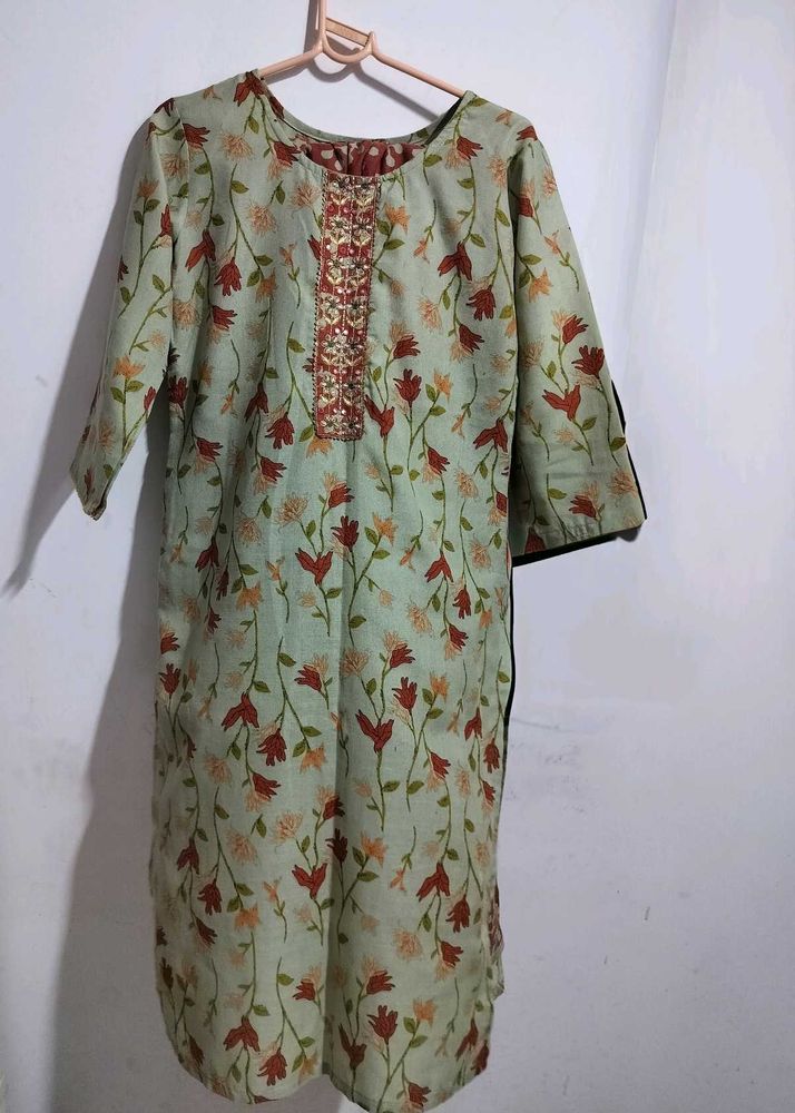 Floral Print Kurta set with Embellished Neckline