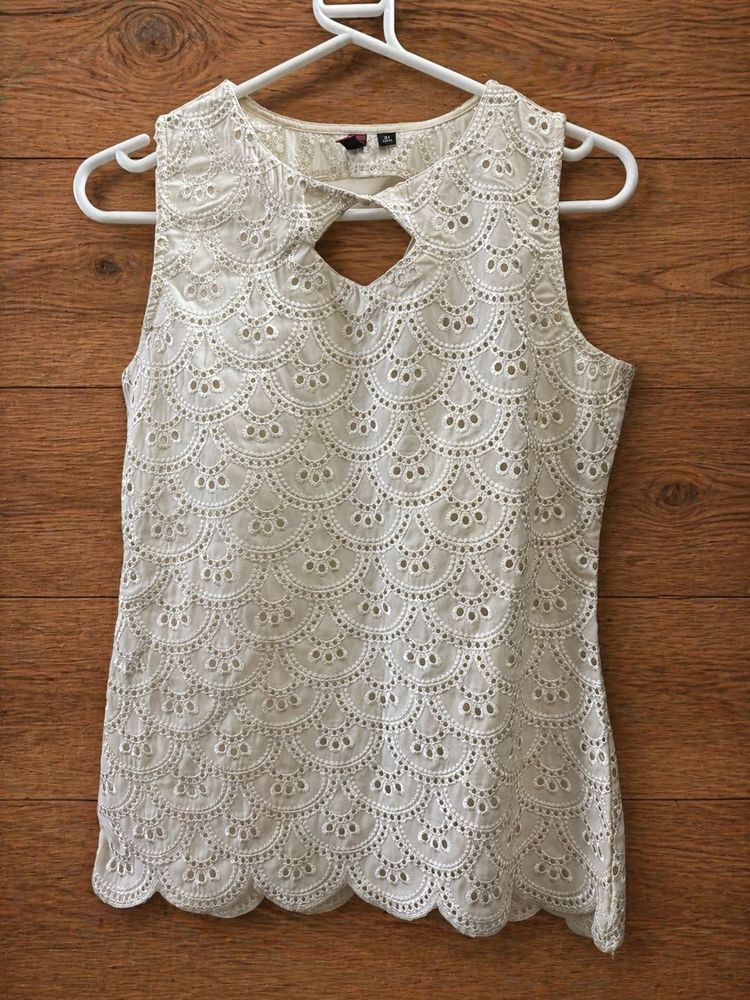 White Eyelet Sleeveless scallop hem top
