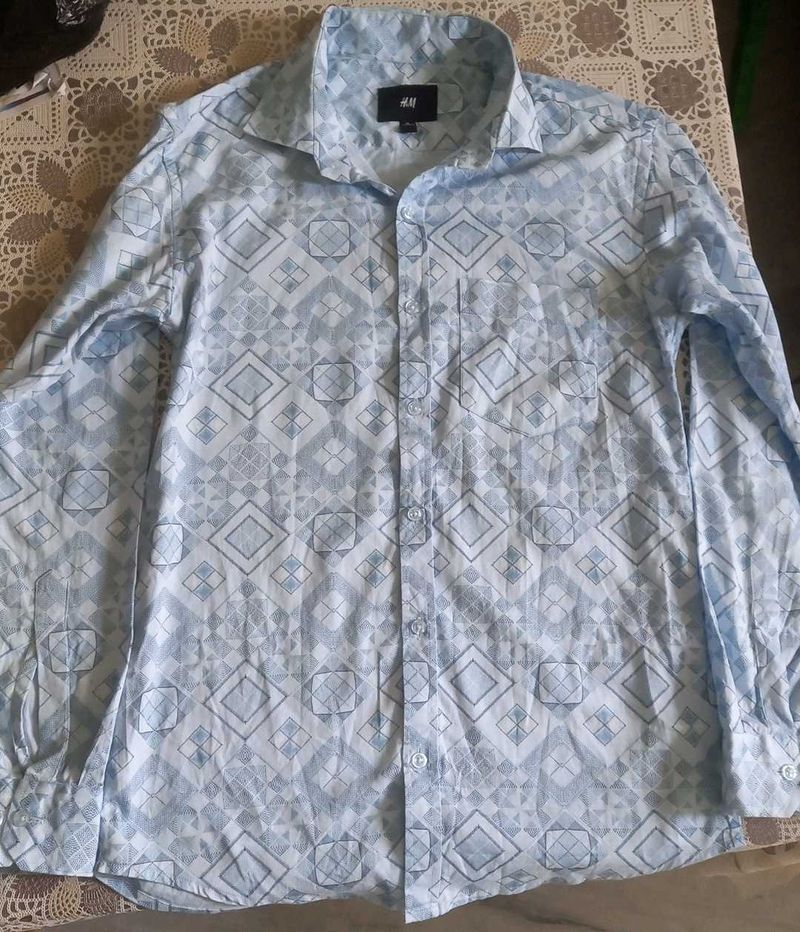 H&amp;M Patterned Button-Down Shirt