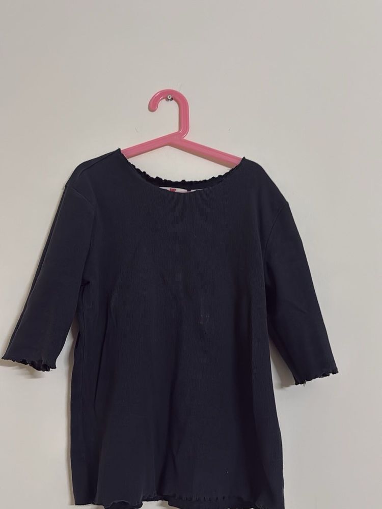 Levis black ripped 3/4 Sleeve Top