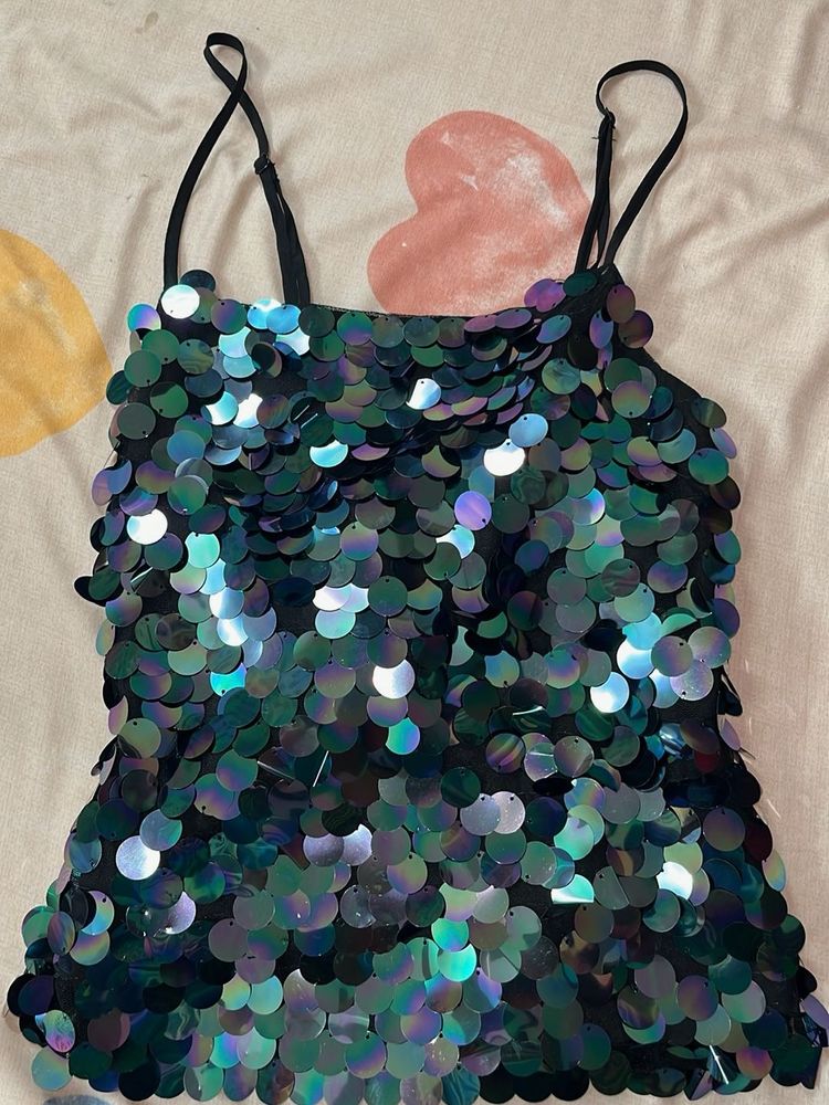 very aesthetic and Y2K, black big sequence top