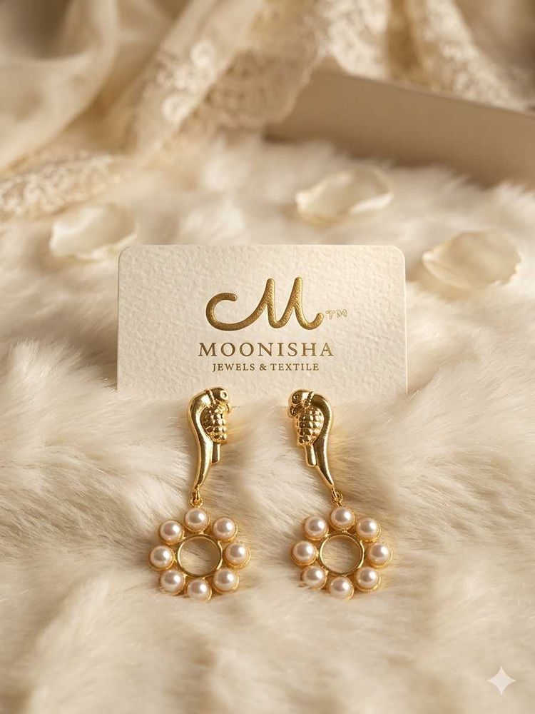 Elegant Pearl &amp; Gold Tone Earrings