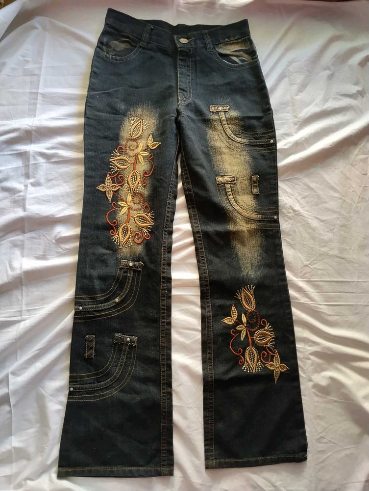 Embroidered bootcut Jeans with free 🎁