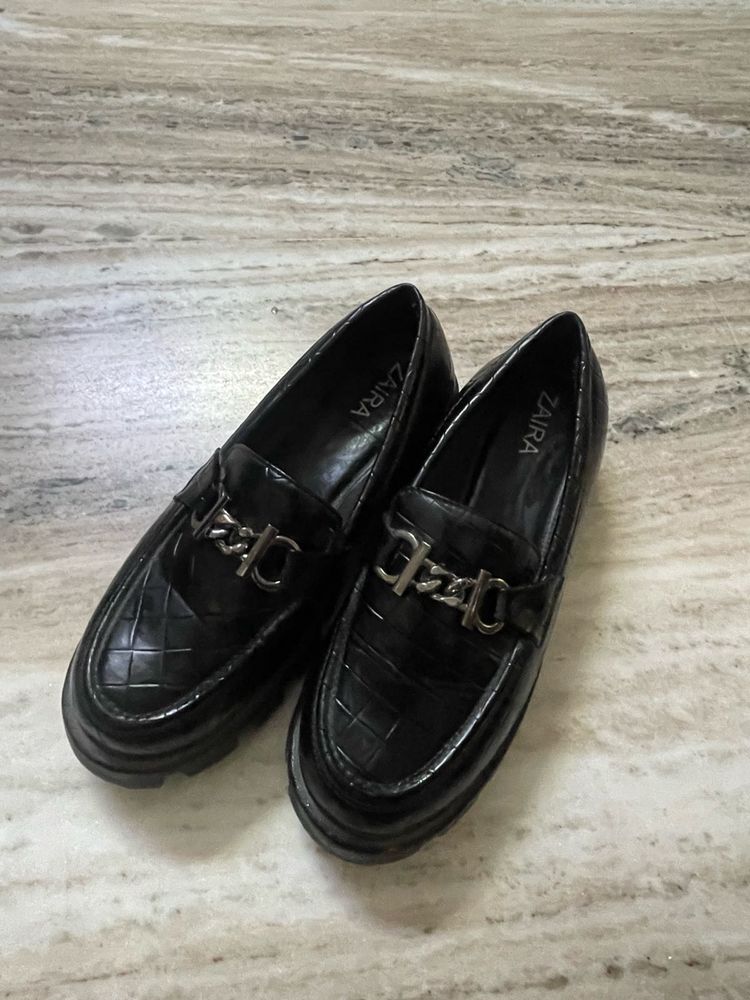 Chic Black Loafers with Chain Detail