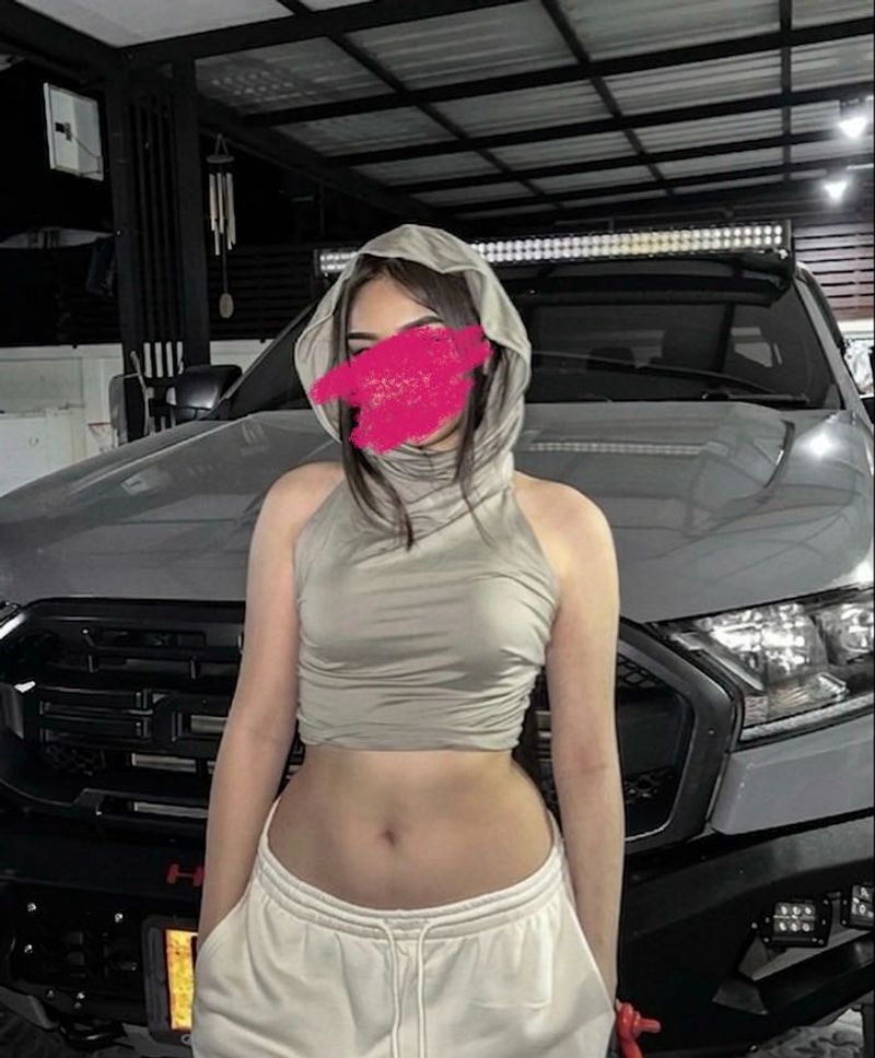 Trendy Hooded Halter Crop Top 🥯