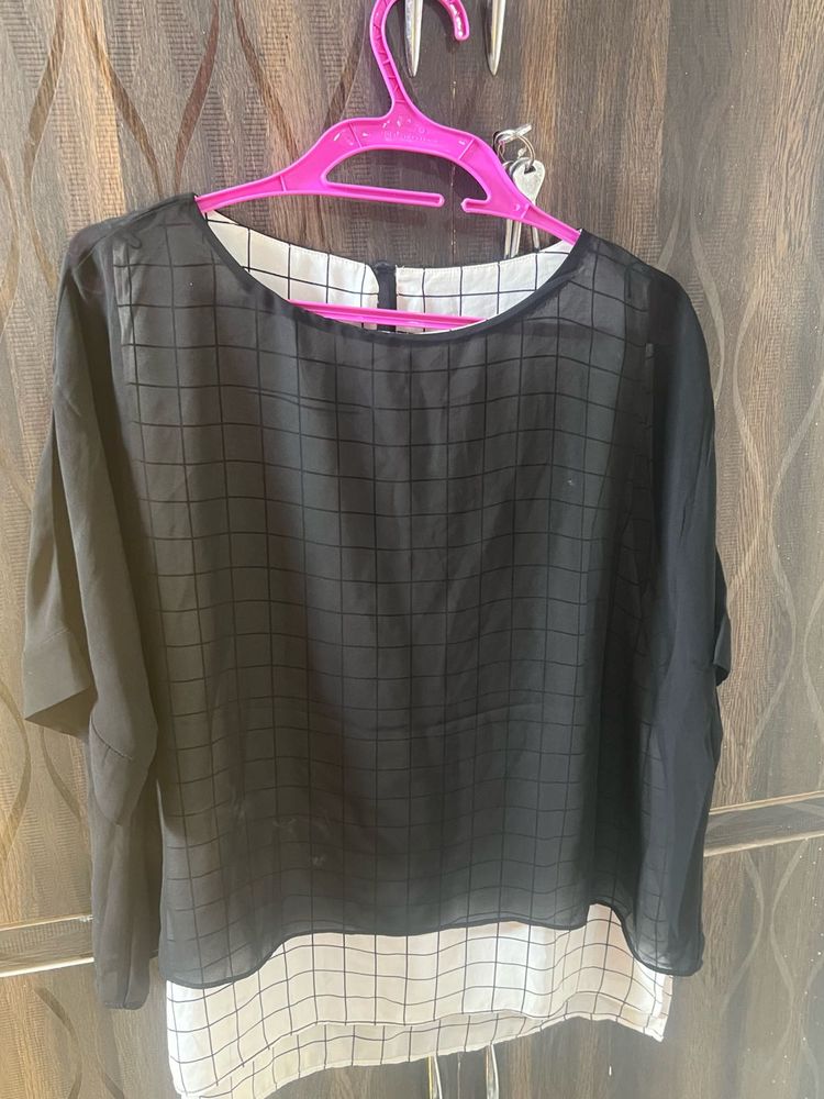 Chic Black Grid Print Top