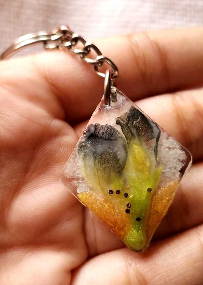 RESIN FLOWER KEYCHAIN 😍