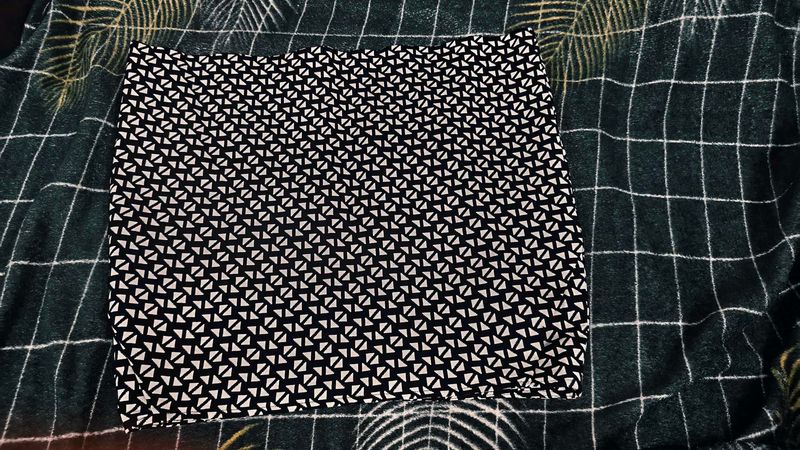 Stylish Black &amp; White Geometric Print Skirt