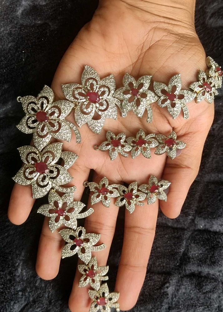 Ad jewellery necklace.American dimond Stunning Flo