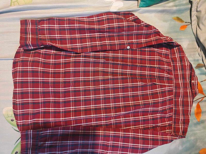 Classic Red Plaid Button-Up Shirt,M size