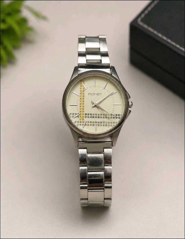 Analogue watch