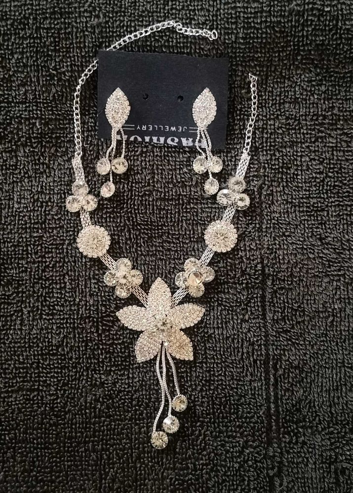 Stunning Rhinestone Flower Necklace &amp; Earring Set