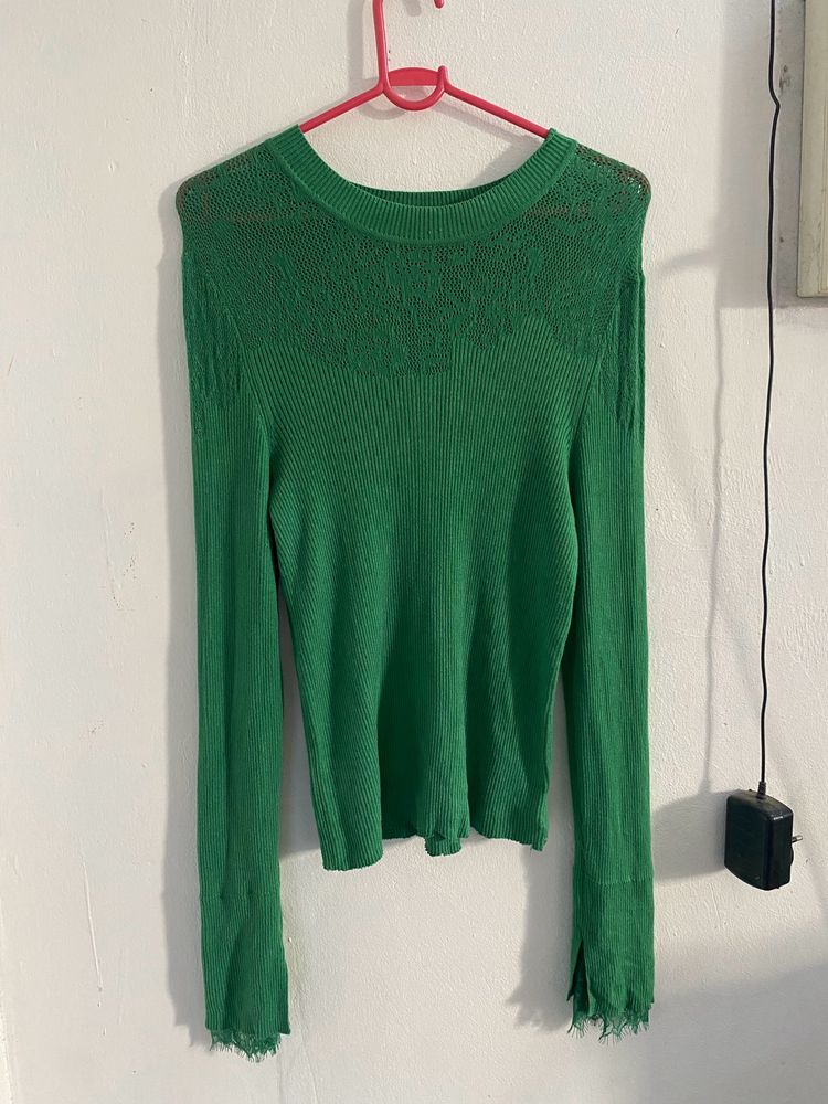 Pretty Pullover with lacework