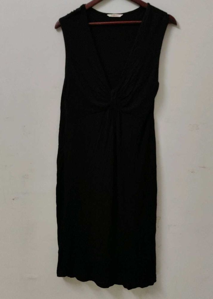Classic Black V-Neck Sleeveless Dress