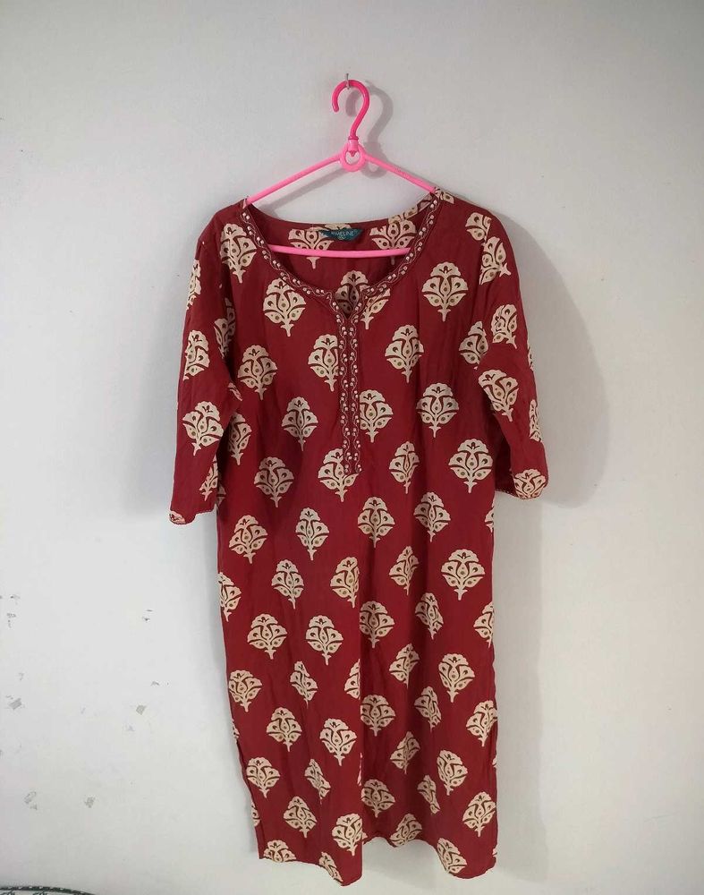 😍Maroon Printed Kurta with Embellished Neckl