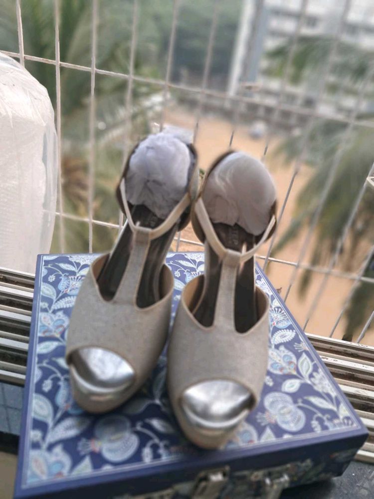 Now In Offer Price Brand New Pencil Heels 👠
