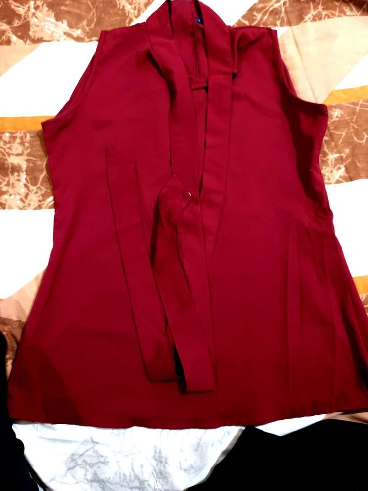 Chic Sleeveless Maroon Blouse