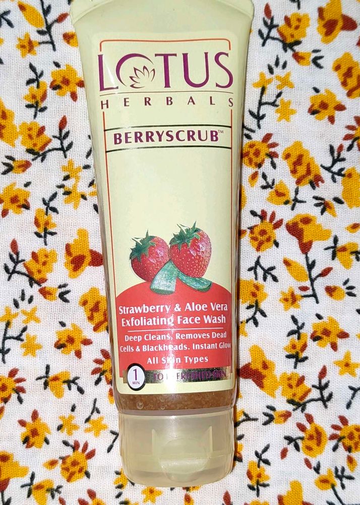 Lotus Herbals Berry Scrub Face Wash