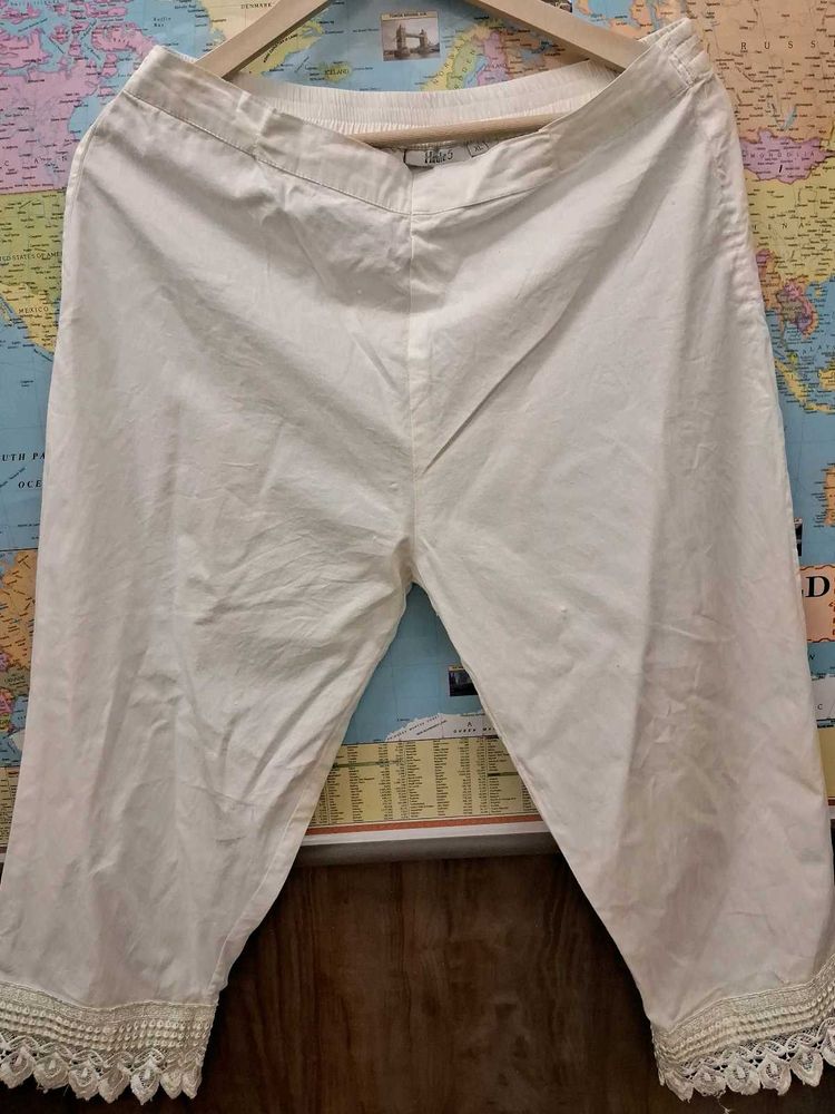 offwhite capris with Lace Trim