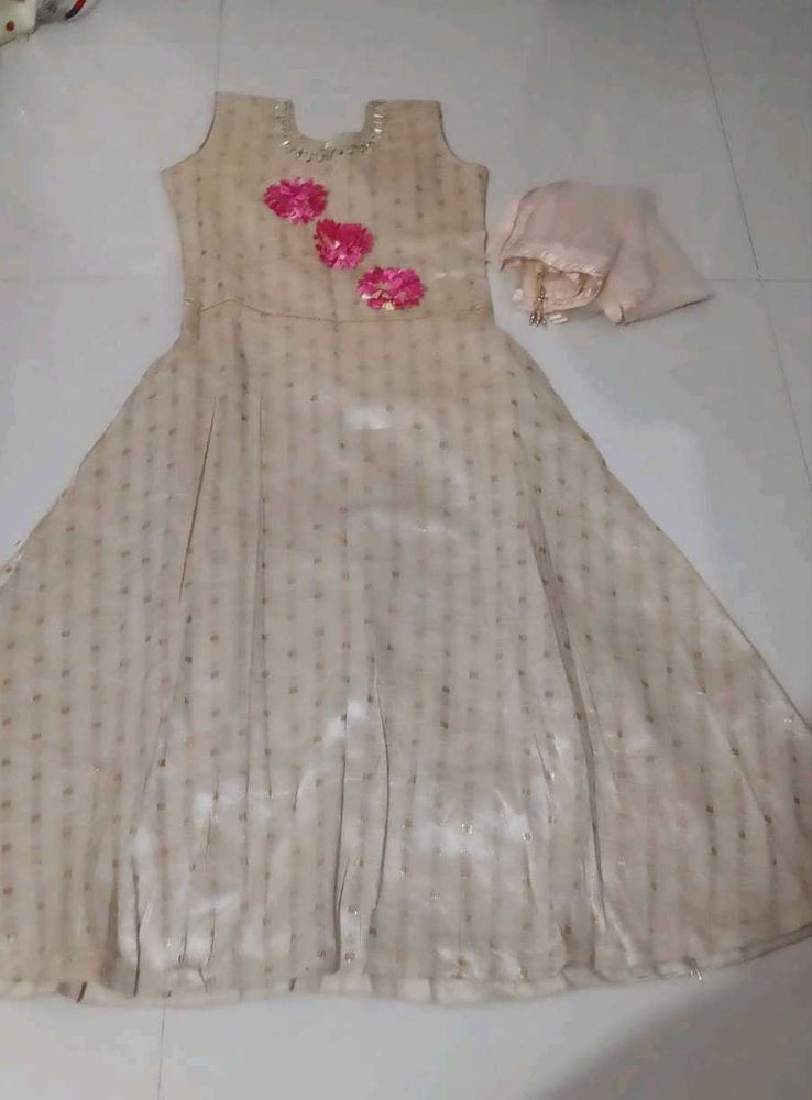 Elegant Ethnic Gown with Floral Embellishments