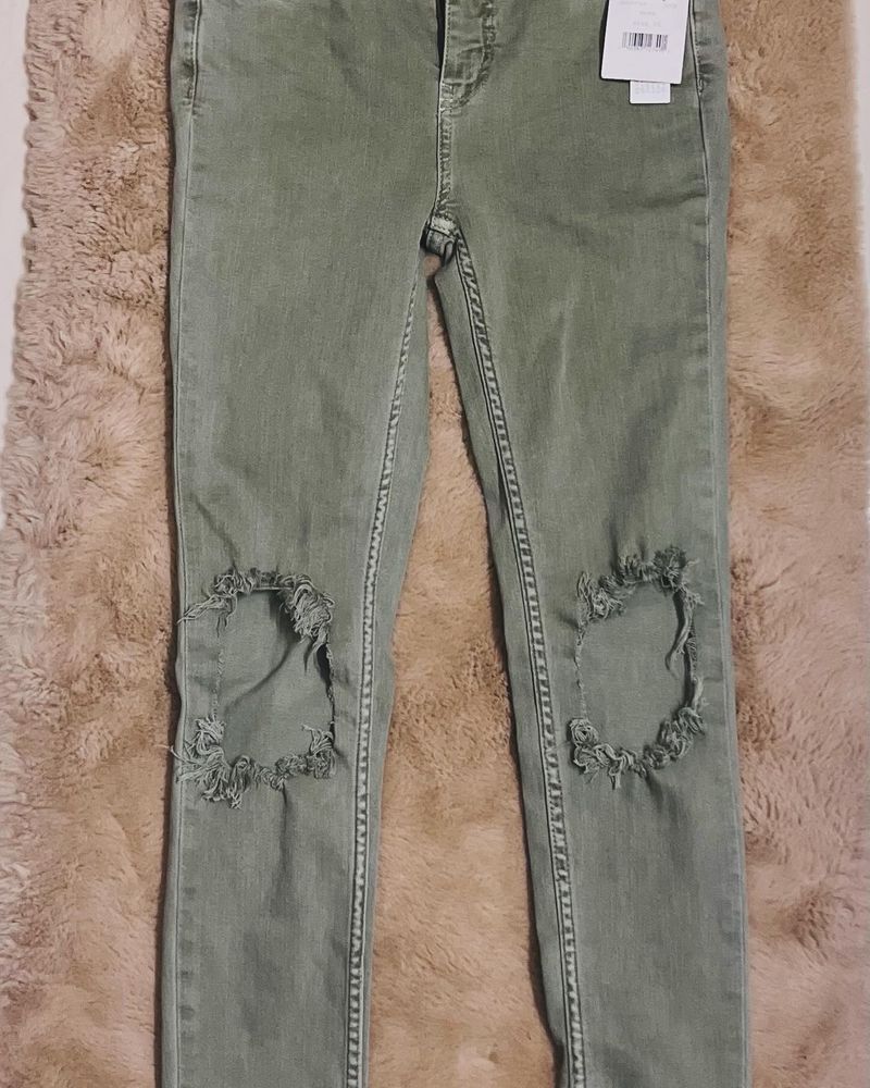Freepople Skinny Jeans With Knee Rips