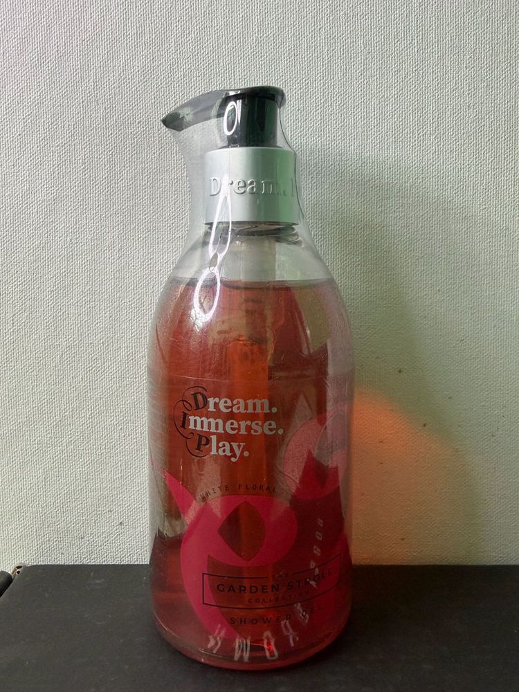 Dream. Immerse. Play. Shower Gel