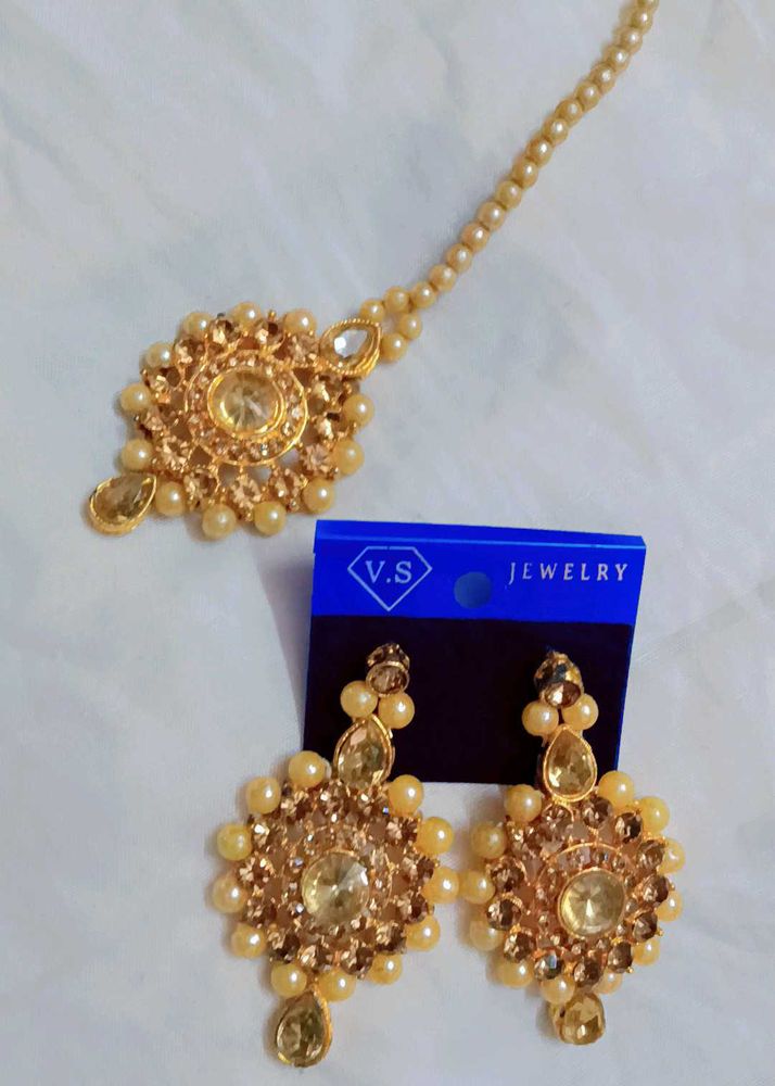 Exquisite Gold Pearl Maang Tikka &amp; Earrings Set