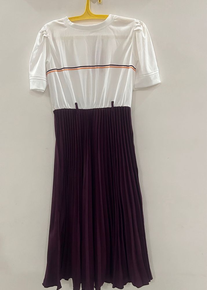 Chic Pleated Midi Dress with belt