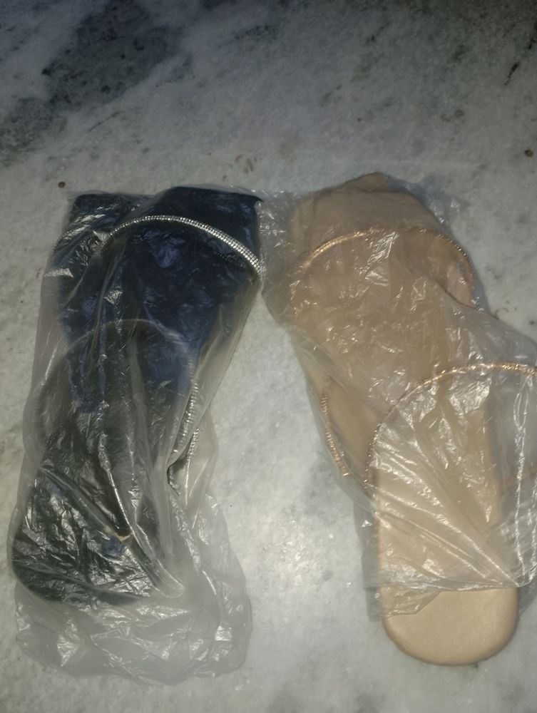 Black And Golden Filphlop Flat Slippers