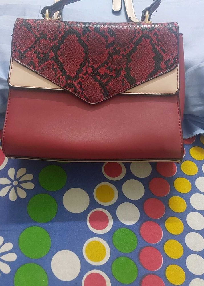 Beautiful Hand Bag In crocodile Leather