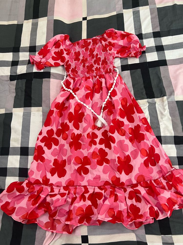 size( M) Chic Pink Floral Maxi Dress with Smocked